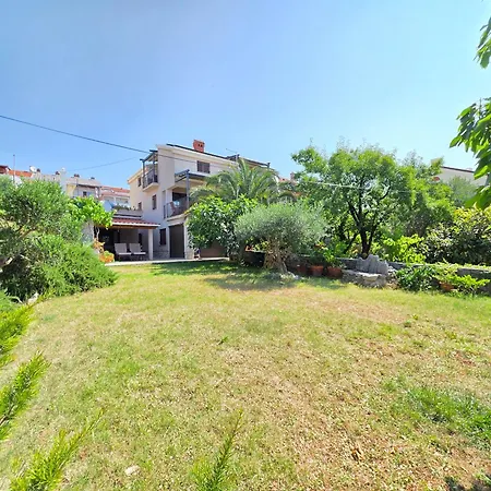 Damir With Terrace In Garden Appartamento