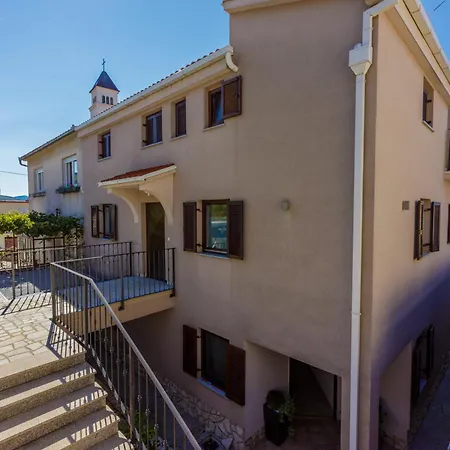 Appartamento Damir With Terrace In Garden