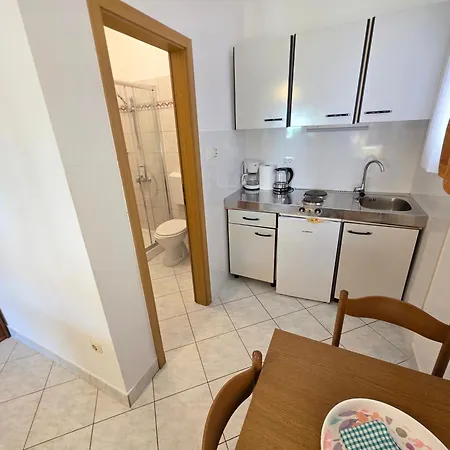 Damir With Terrace In Garden קריקווניצה