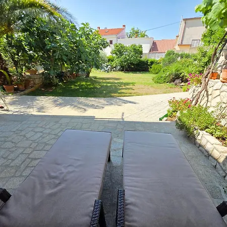 Damir With Terrace In Garden Διαμέρισμα *