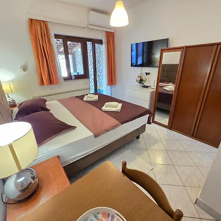 Damir With Terrace In Garden Διαμέρισμα