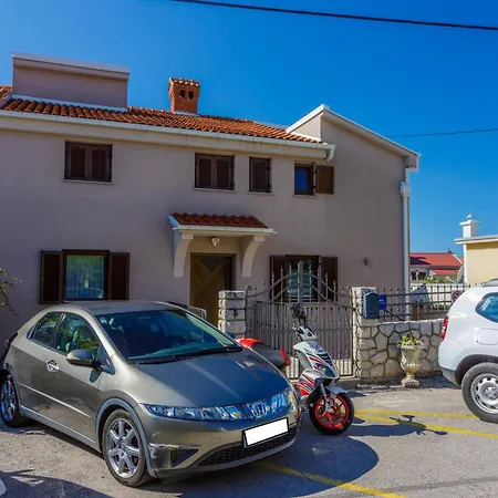 Appartement Damir With Terrace In Garden *