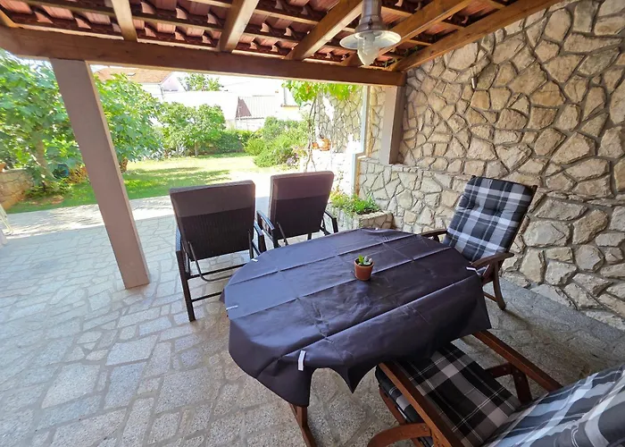 Apartment Damir With Terrace In Garden *