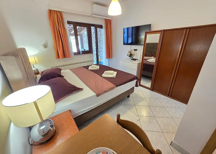 Damir With Terrace In Garden Apartment