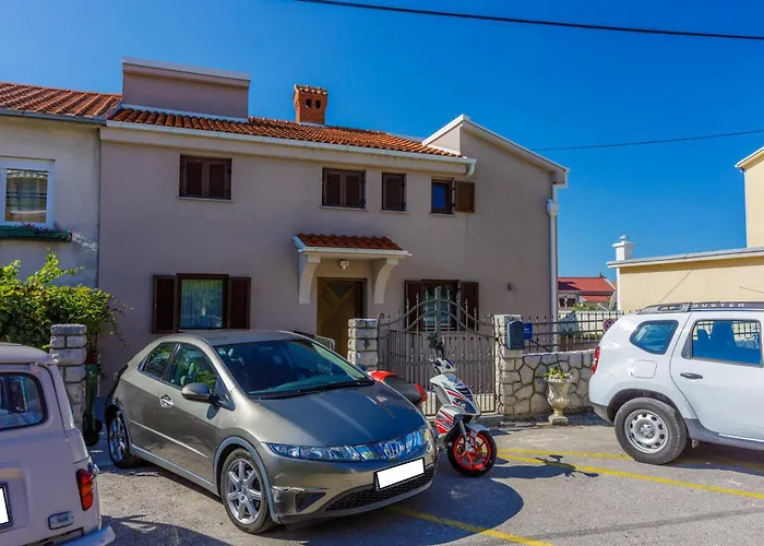 Apartment Damir With Terrace In Garden *